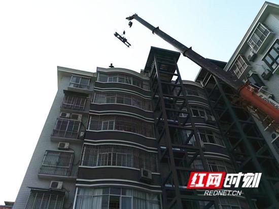 红网时刻张家界5月25日讯(通讯员 卓少民)为消除加装电梯安装过程中的